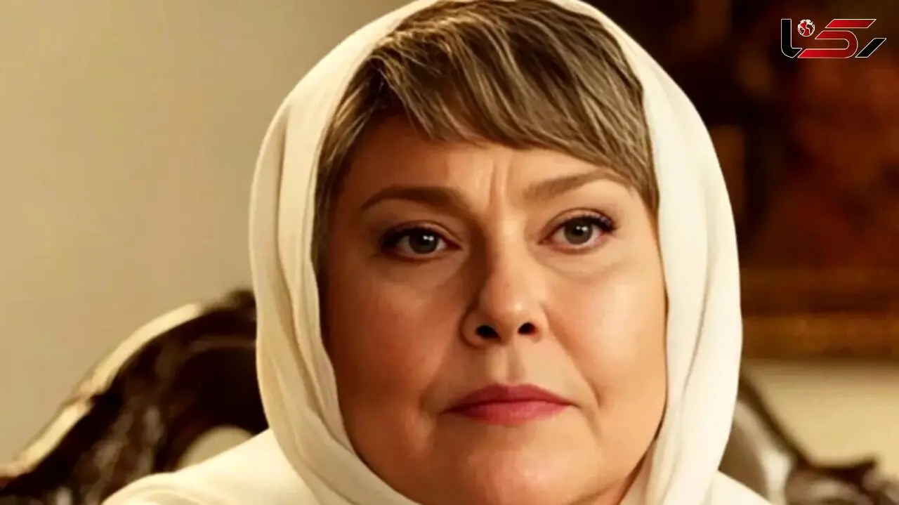 عکس ها / نگاهی به چیدمان خانه مهرانه مهین‌ترابی بازیگر سریال آنام/ دکوراسیون اصیل شامل کتابخونه، سیستم صوتی، مجسمه های دکوراتیو، فرش بلوچی طرح گلیم 