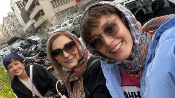 فیلم/ فرشته حسینی، همسر افغانستانی نوید محمدزاده: مادرم انقدر زیبا بود که تو دوران جنگ پدربزرگم می ترسید بدزدنش، فرار میکنن پاکستان و بعد ایران