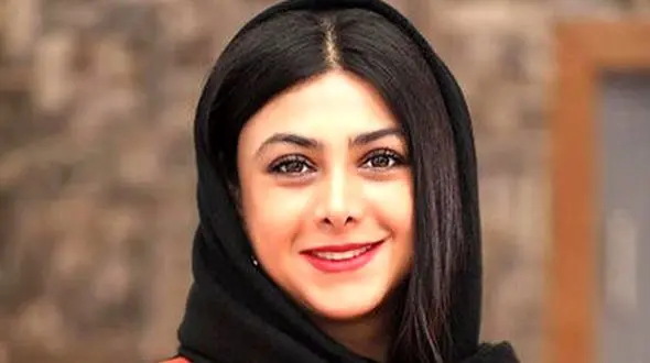 عکس آزاده صمدی در خانه زیبایش !