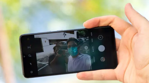 6 ترفند برای اینکه عکس‌های سلفی بهتری بگیرید