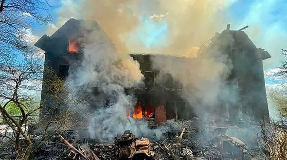 انهدام مدرسه‌ای که از ۲ جنگ جهانی جان سالم به‌در برده بود + عکس