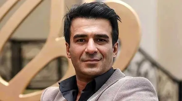 کافه گردی خیابونی یوسف تیموری در رشت با دوستانش + عکس / گربه پشت سرش بیشتر از اینا ژست گرفته