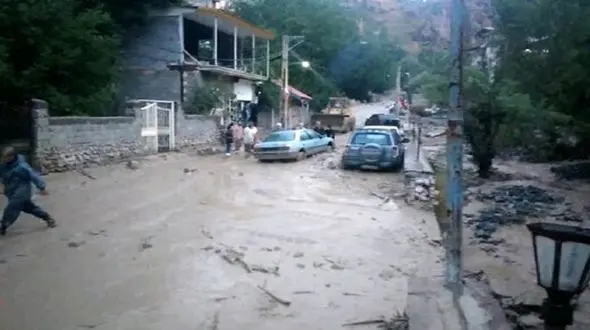 سیل، جاده مرزن آباد به چالوس را مسدود کرد + فیلم