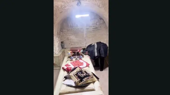 حضور رضا رشیدپور در مقبره عبیدالله و ابراز ارادت به ایشان + فیلم