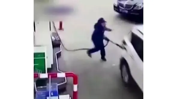 فرار عجیب و باورنکردنی راننده خودروی لاکچری پس از زدن بنزین! +فیلم