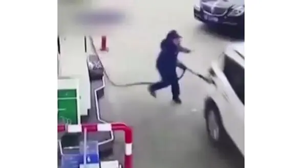 فرار عجیب و باورنکردنی راننده خودروی لاکچری پس از زدن بنزین! +فیلم