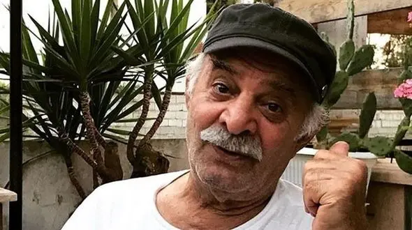 عکس / نگاهی به میز عزای جگرسوز سیروس گرجستانی در منزلش / چقد همه ما رو خندوند و لحظات خوشی برامون ساخت /  روحش شاد