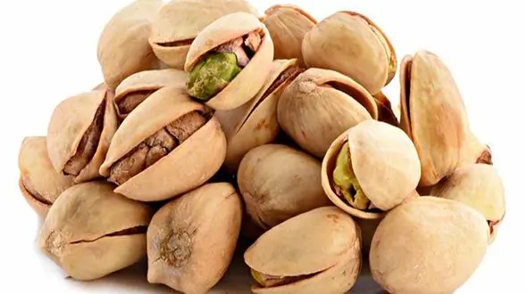 فیلم لحظه سرقت پسته شب عید  از مغازه خشکبار در کاشان/ دوربین‌های مداربسته لحظه سرقت را ثبت کردند