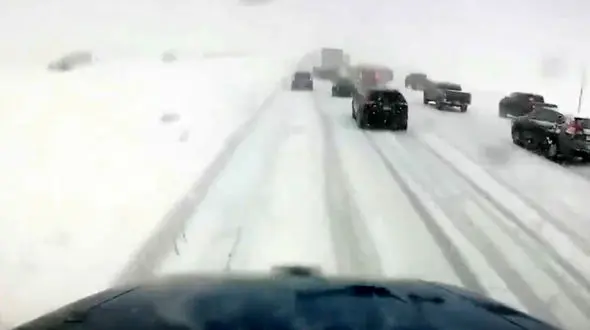 برخورد 24 ماشین در تصادف زنجیره ای + فیلم