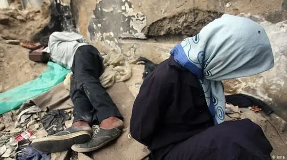 دورهمی معتادان بدون فاصله‌گذاری اجتماعی! +عکس 