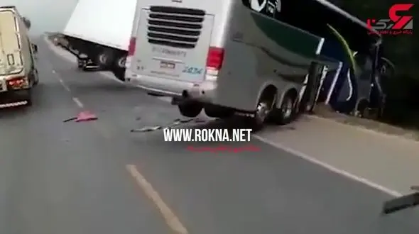 غارت بار یک تریلی توسط مردم پس از تصادف مرگبار با اتوبوس برزیلی + فیلم 