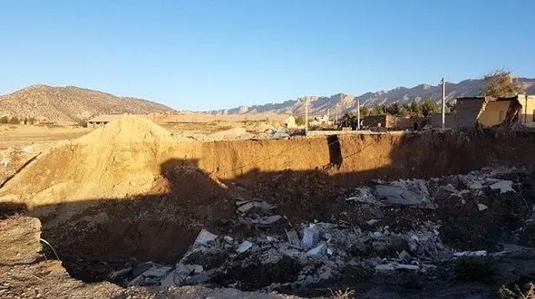 بخش چوار استان ایلام دچار رانش شد+ عکس 