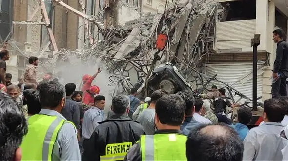 گرفتار شدن 80 تا 150 نفر زیر آوار ساختمان تجاری متروپل آبادان 