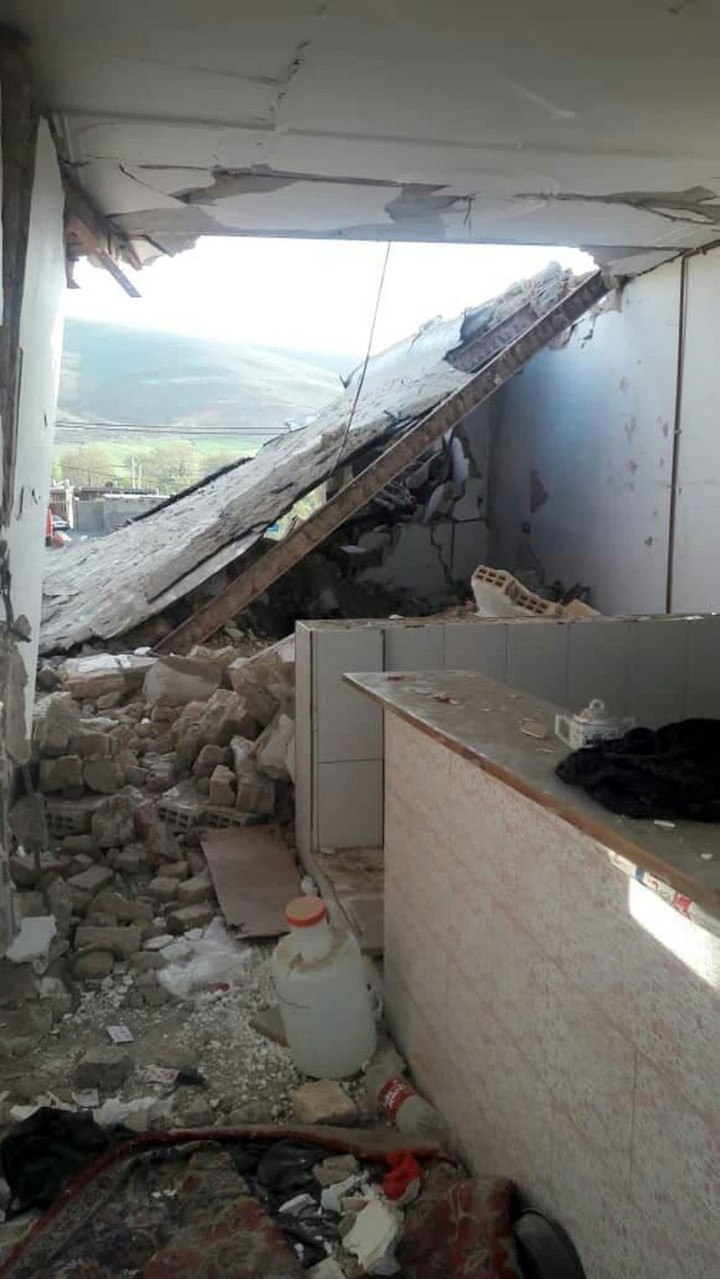 انفجار منزل مسکونی در روستای سرنمک بخش بیرانوند یک کشته و 7 مجروح بر جا گذاشت