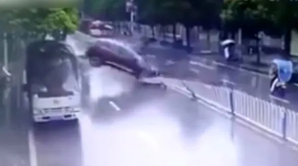 مرگ دردناک موتورسوار به خاطر تخلف راننده خودروی سواری + فیلم