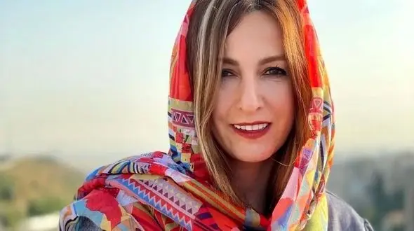 نگاهی به دکوراسیون راه پله خانه شقایق دهقان به سبک سنتی و تمام چوب که آدم رو یاد خونه های قدیمی و باصفا میندازه