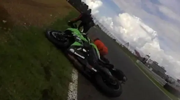 فیلم لحظه حادثه شدید در پیست موتور‌سواری +تصاویر 