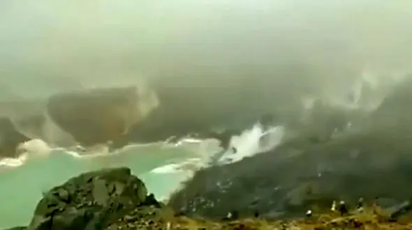 فیلم حیرت انگیز از بلعیده شدن دریاچه توسط زمین / ببینید