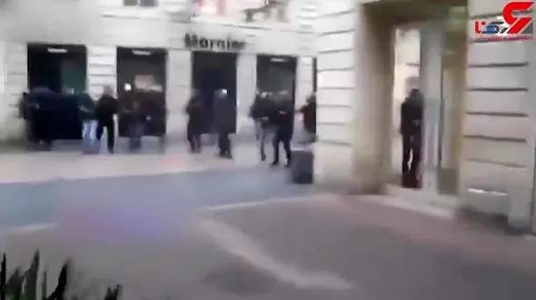 مجروح شدن یک جلیقه زرد پس از پرتاب نارنجک دودزا توسط پلیس + فیلم