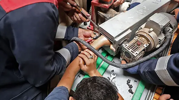  عکس دلخراش از گیر کردن دست کارگر جوان در دستگاه صنعتی