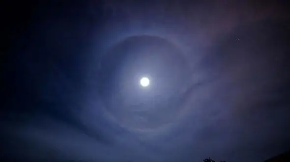 حلقه‌ نورانی دور ماه + عکس