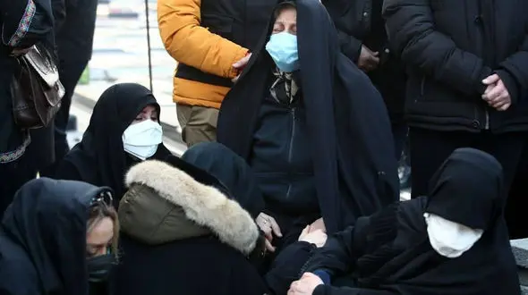 حال بد ننه علی در بهشت زهرا / او از مزار علی انصاریان راهی بیمارستان شد