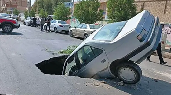 زمین پژو را بلعید / در خیابان طالقانی زابل رخ داد + عکس