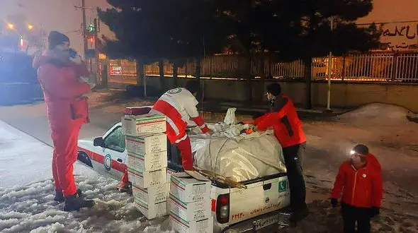 اسکان اضطراری 680 نفر از مسافرین در محور تربت حیدریه به مشهد + تصاویر