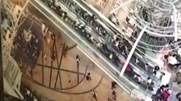 تغییر جهت ناگهانیِ پله برقی یک فروشگاه / 20 زن و مرد روی هم افتادند + فیلم و عکس