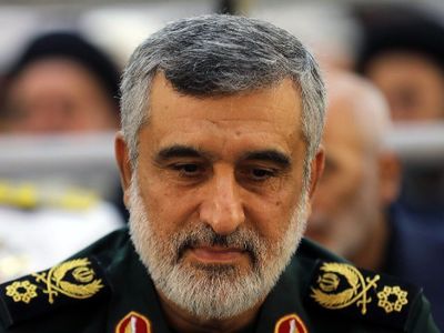 عکس / سفر در زمان؛ «سردار حاجی زاده و سردار سلیمانی» در حیاط بیت رهبری / روحشان شاد