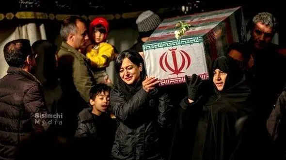 عکس جنجالی 2 زن با حجاب و کم حجاب / تابوت شهید گمنام روی دوش این 2 زن !