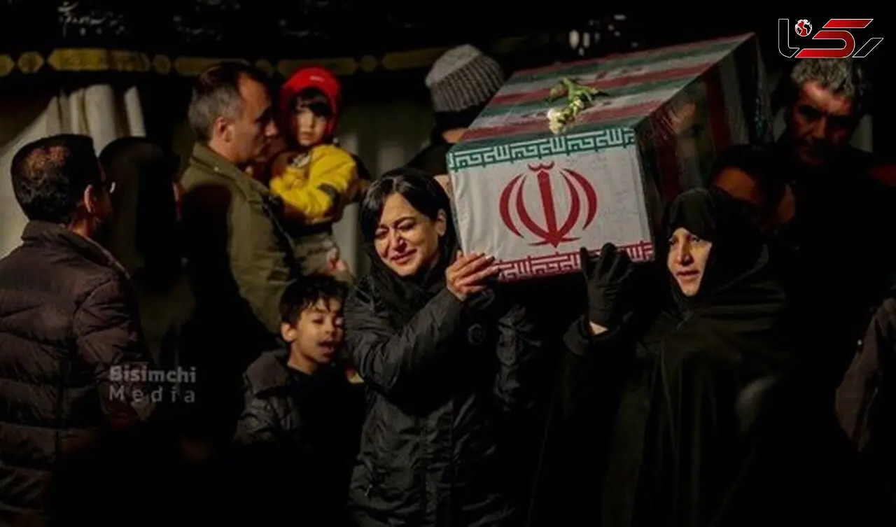 عکس جنجالی 2 زن با حجاب و کم حجاب / تابوت شهید گمنام روی دوش این 2 زن !