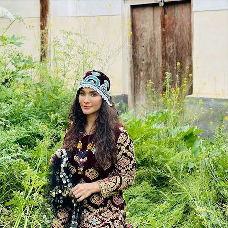 پیراهن رنگارنگ ساناز سعیدی