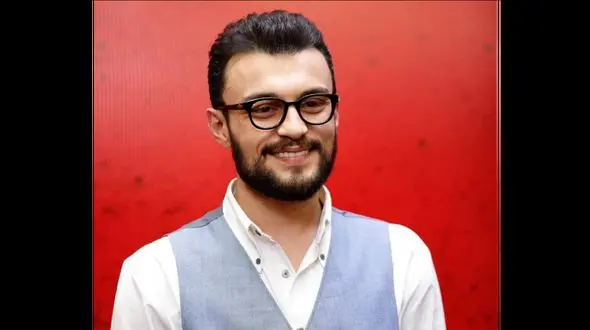 لحظه قرآن خواندن بازیگر جوان زخم کاری روی آنتن زنده 