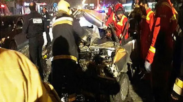 برخورد شدید پراید با گاردریل در بزرگراه رسالت/ راننده سالخورده در اتاقک درهم پیچیده خودرو محبوس شد 