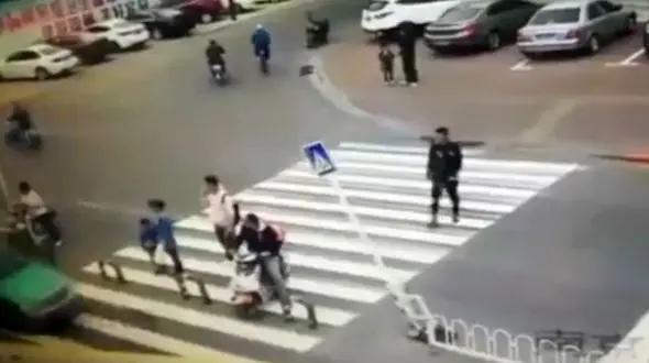 سقوط تابلوی راهنمایی و رانندگی بر سر موتورسوار+ فیلم