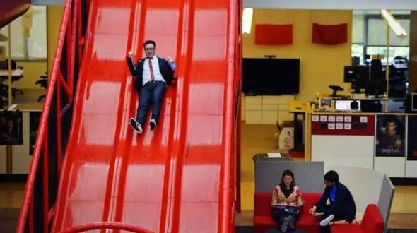 سرسره سواری کارمندان یوتیوب+عکس