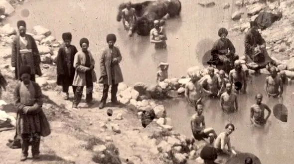 قاب زیبای تاریخ /  آب‌تنی دیدنی در دوران قاجار داخل چشمه  زنانه-مردانه  ! / شوخی های مردان را ببینید + عکس ها