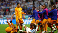 عجیب ترین عکس از بازی آرژانتین و هلند پیدا شد/ لاله های نارنجی توبیخ می شوند ؟