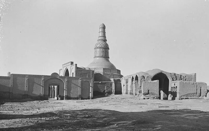 یک امام زاده با گنبد عجیب