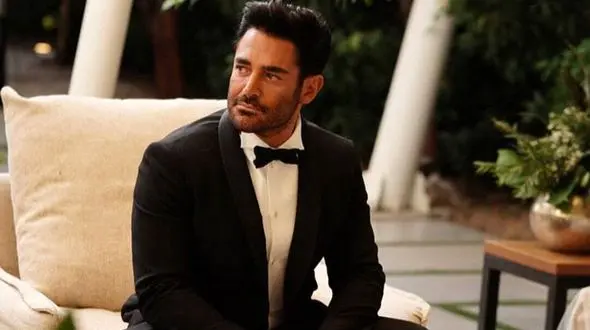 کمک کردن محمدرضا گلزار به همسرش آیسان در کارهای خونه+ویدیو/ از چیدن سفره و جمع کردن تا شستن ظرف