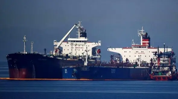 نفتکش توقیف شده حامل پرچم ایران به بندر یونانی منتقل شد