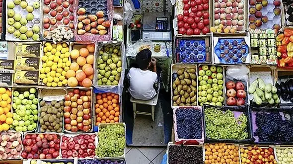 خلاقیت تحسین برانگیز یک میوه فروش تهرانی برای کشاندن مشتری به مغازه حماسه آفرید/ به ایشون باید گفت فرشته زمینی+عکس