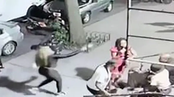 قتل یک زن  وسط خیابان با شلیک گلوله  + عکس لحظه