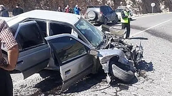 عکس / تصادف شدید  پژو 405 با کامیون در چرداول