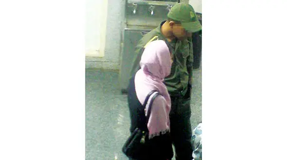 روشنک در ماشین مرد ثروتمند  گرفتار شد و قتی به خانه اش رفت، آبمیوه خوردند و ...+عکس