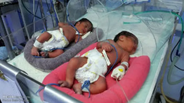 نجات مادر و تولد دوقلوها با اقدام سریع اورژانس / در کرمان اتقاق افتاد+ فیلم