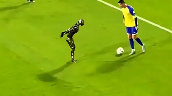 فوتبال رونالدو با روبات + فیلم