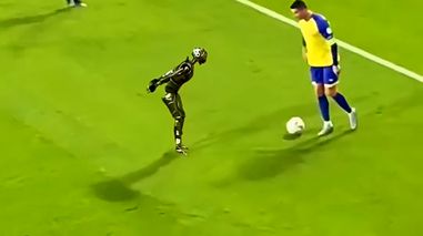 فوتبال رونالدو با روبات + فیلم