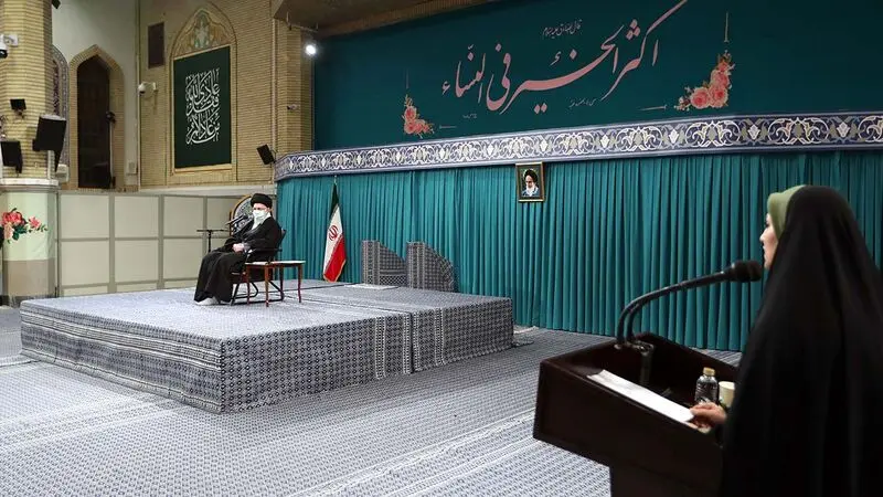رهبر انقلاب اسلامی در دیدار صدها تن از زنان فرهیخته و فعال کشور